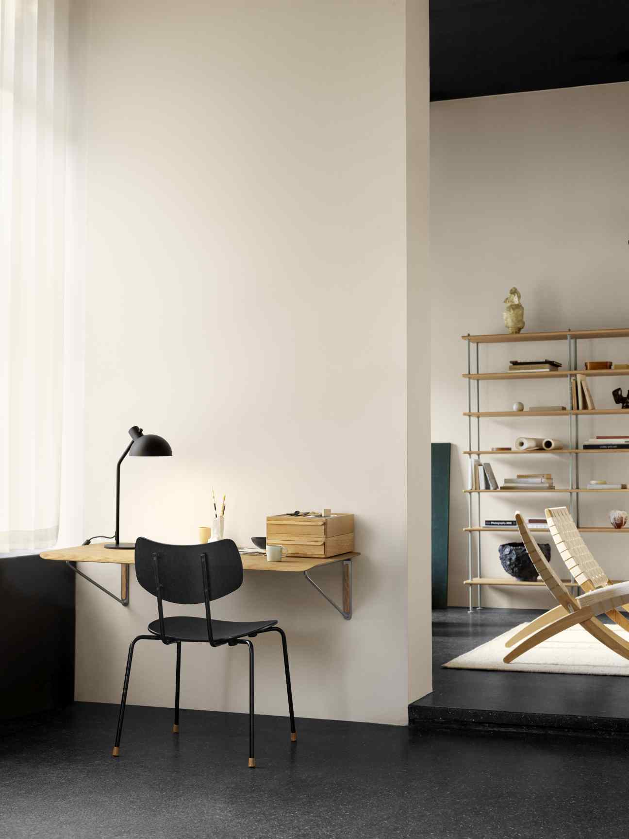 AB019 Carl Hansen & Søn Wandschreibtisch aus Holz mit Lampe und Stuhl im Interieur.