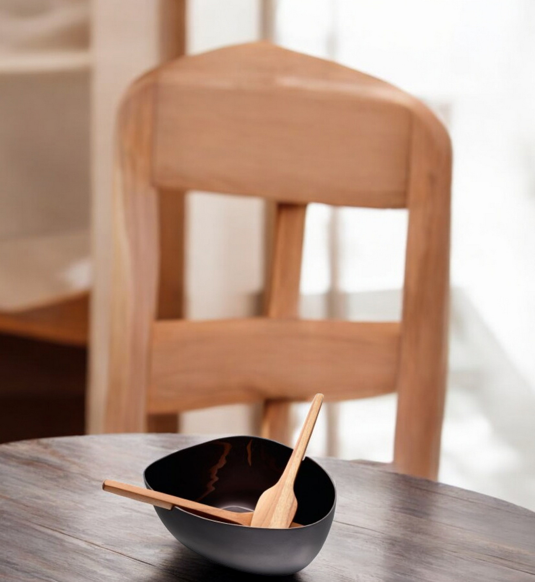Schwarze Salatschale in Bootsform mit Holz-Besteck auf Holztisch, Philippi Design, Einzelstück.