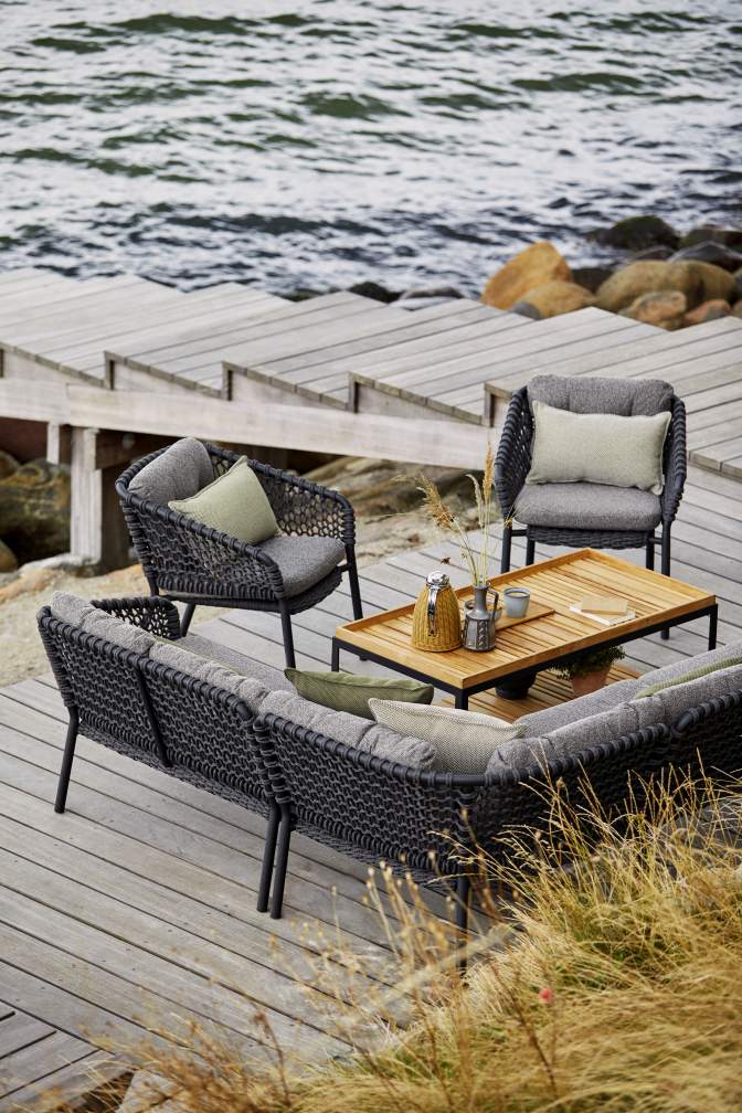 Ocean Cane-Line Sessel Outdoor, dunkelgrau, mit Kissen. Moderne Gartenmöbel für entspannte Stunden im Freien.
