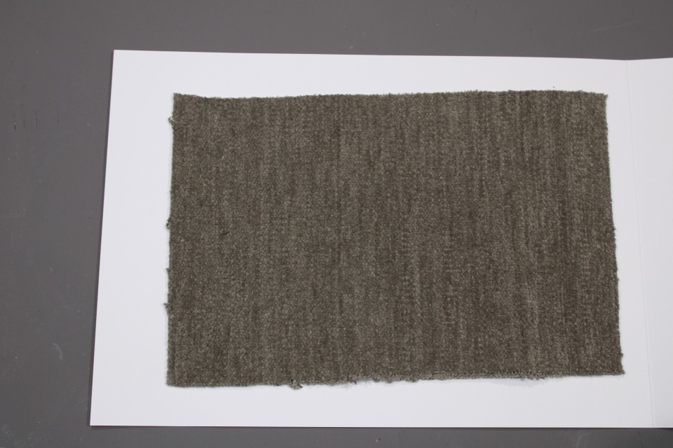 Stoffmusterkarte Gruppe 81 Cor: Nahaufnahme eines braunen, gewebten Stoffmusters für Möbelstoffe und Polsterstoffe.