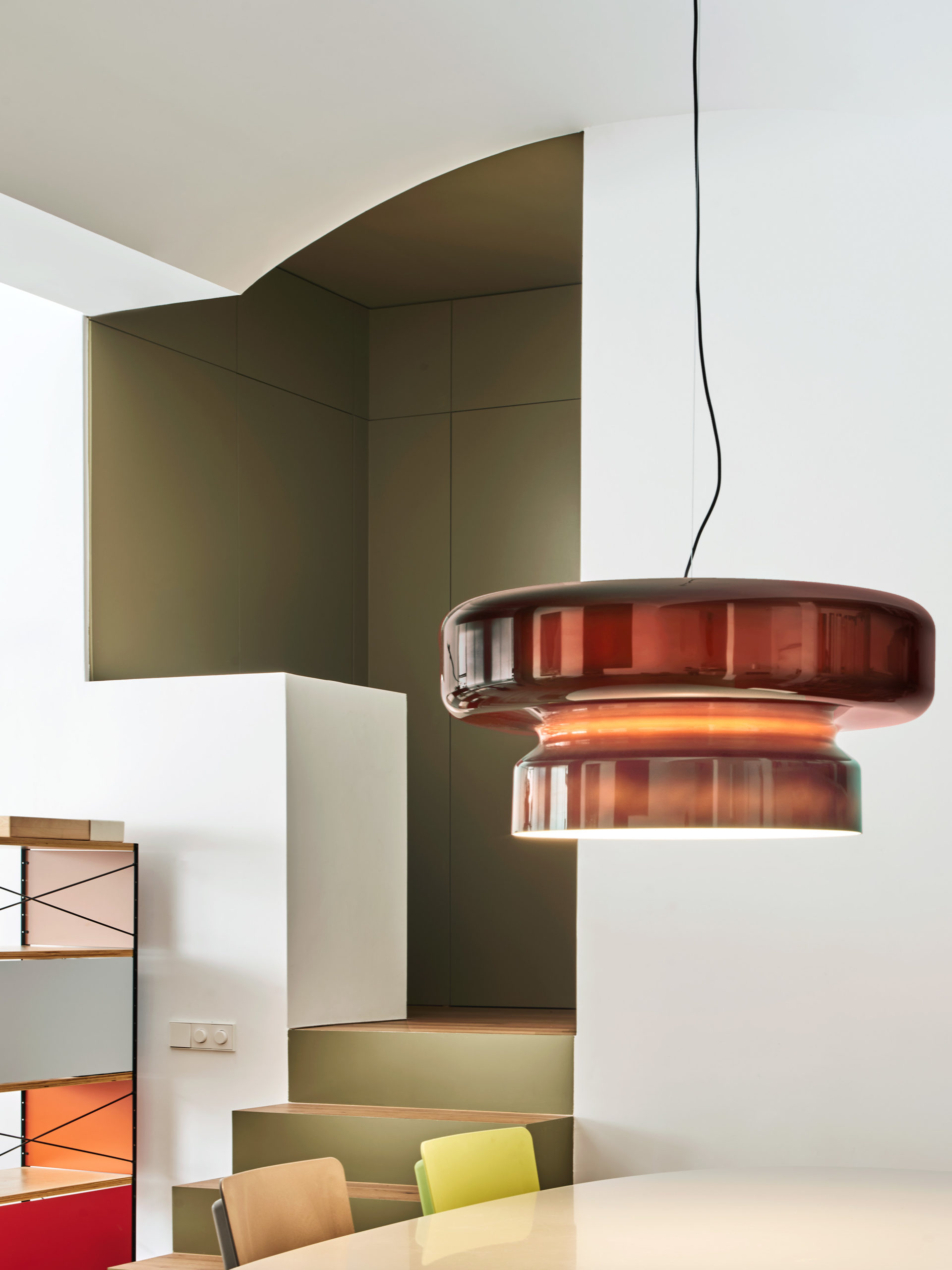 Violette Bohemia Pendelleuchte von Marset, moderne Hängelampe für Wohnzimmer und Esszimmer.