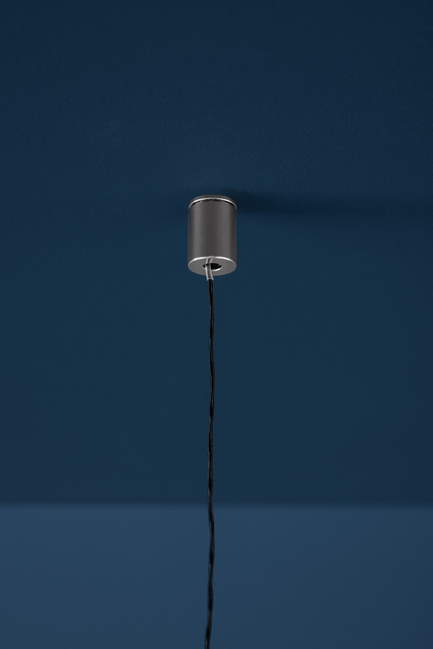 Detailaufnahme des Nickel-Klinkenanschlusses der Par 18 Hängeleuchte von Catellani & Smith.