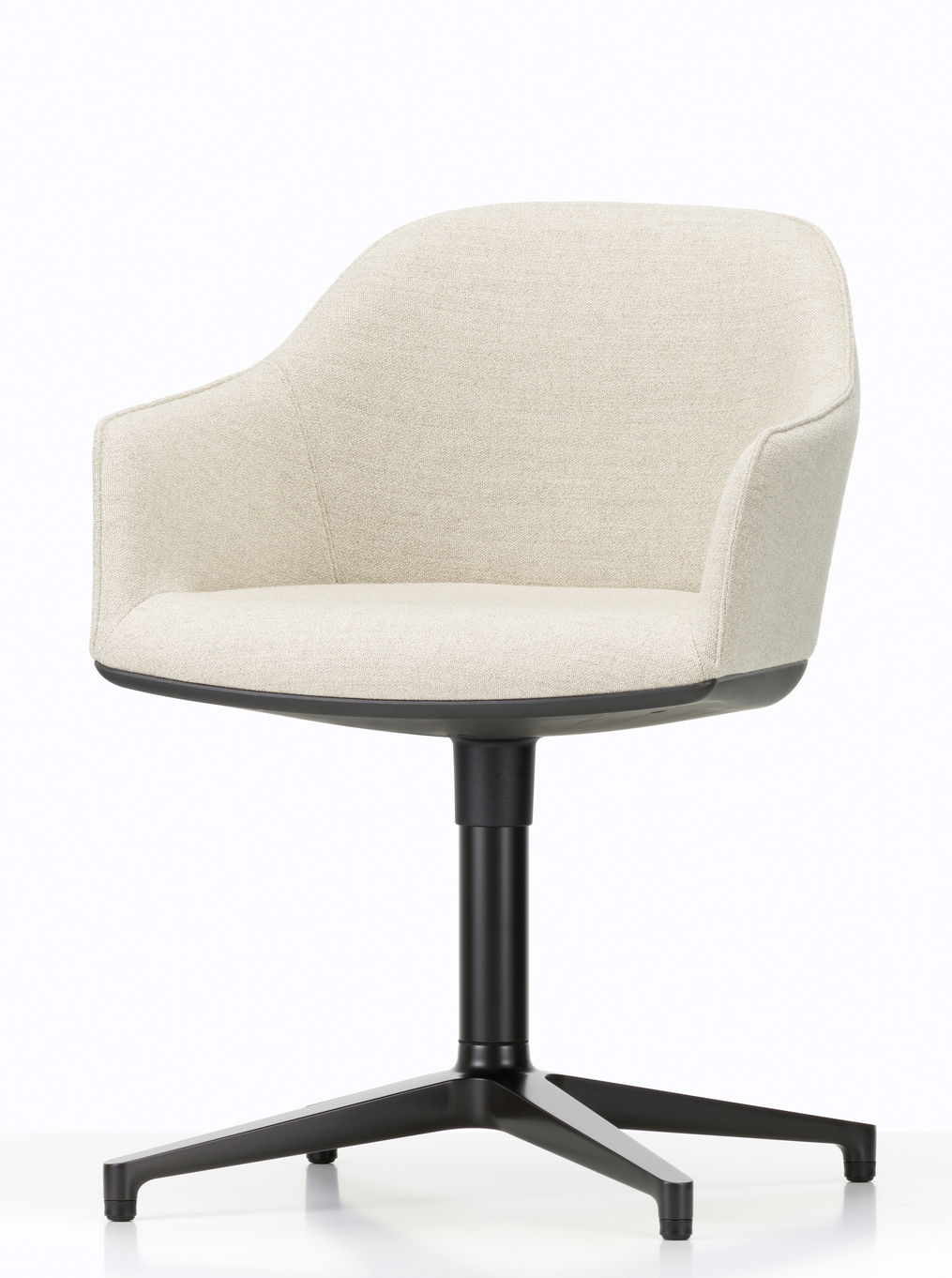 Beiger Softshell Chair von Vitra mit Viersternfuß und Armlehnen, Bürostuhl für Konferenzräume.