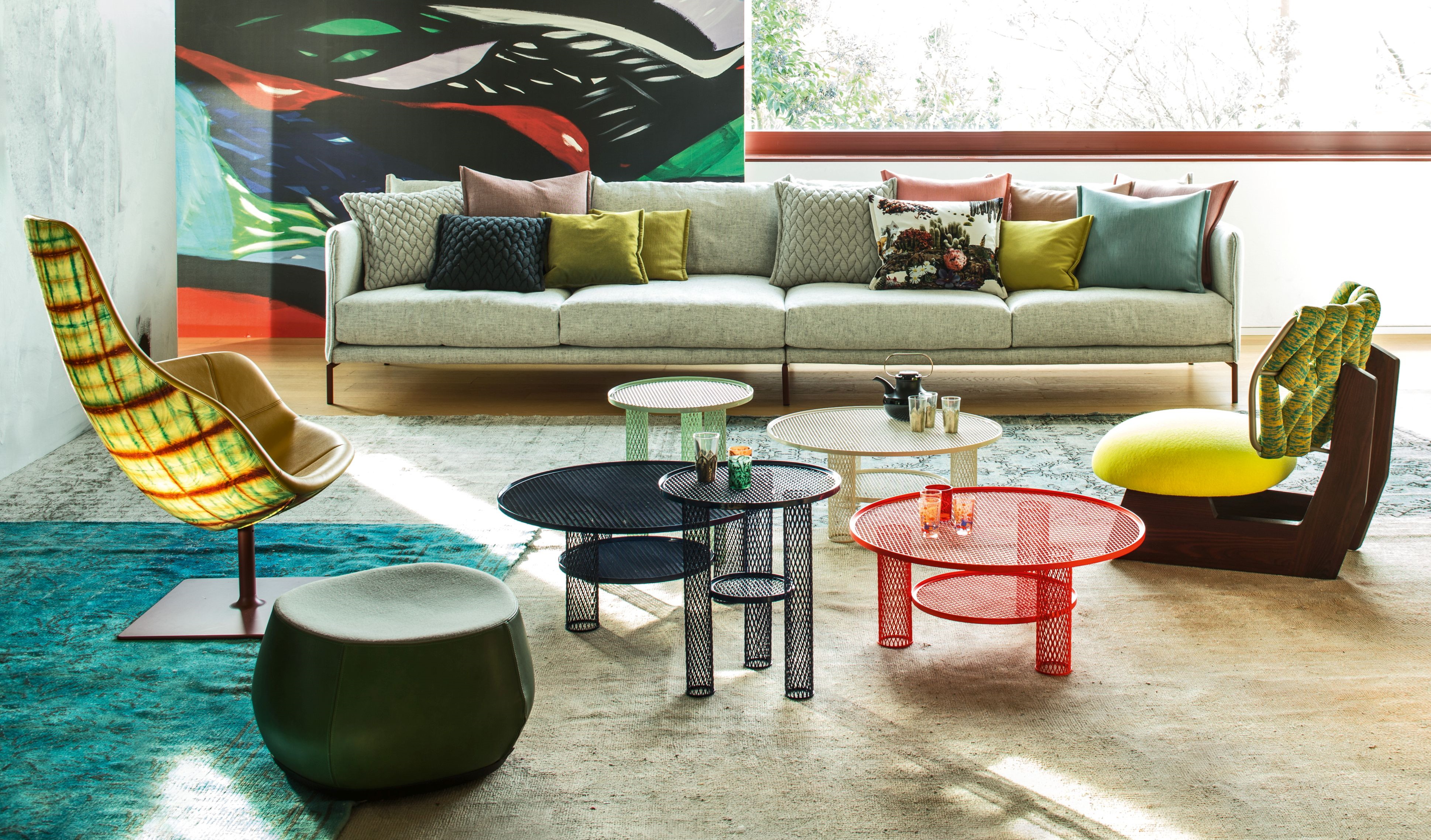 Oxidroter Net Beistelltisch von Moroso, runder Metalltisch mit Ablage, modernes Wohnzimmer-Interieur.