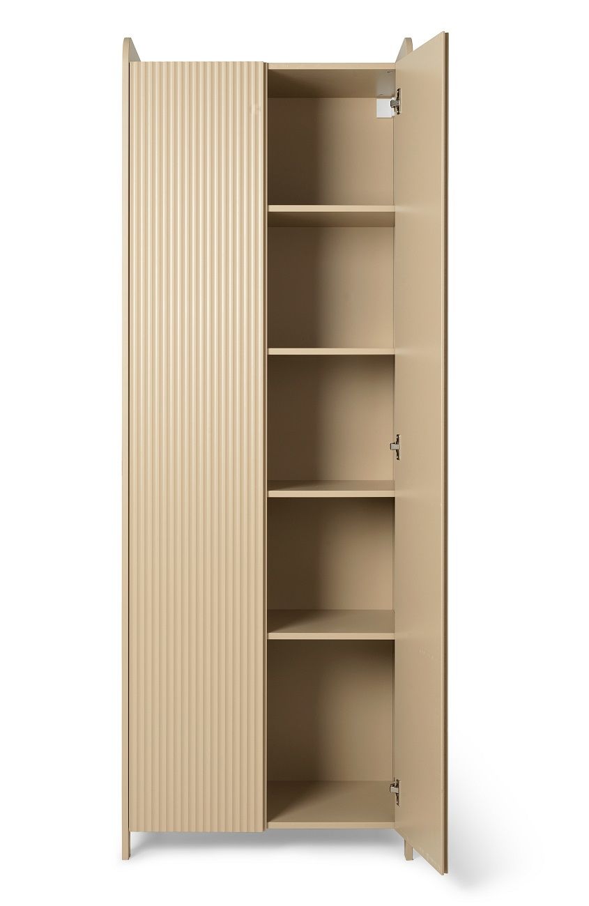 Offener, hoher Sill Cupboard Schrank von Ferm Living in Cashmere mit Regalböden und geriffelter Tür.