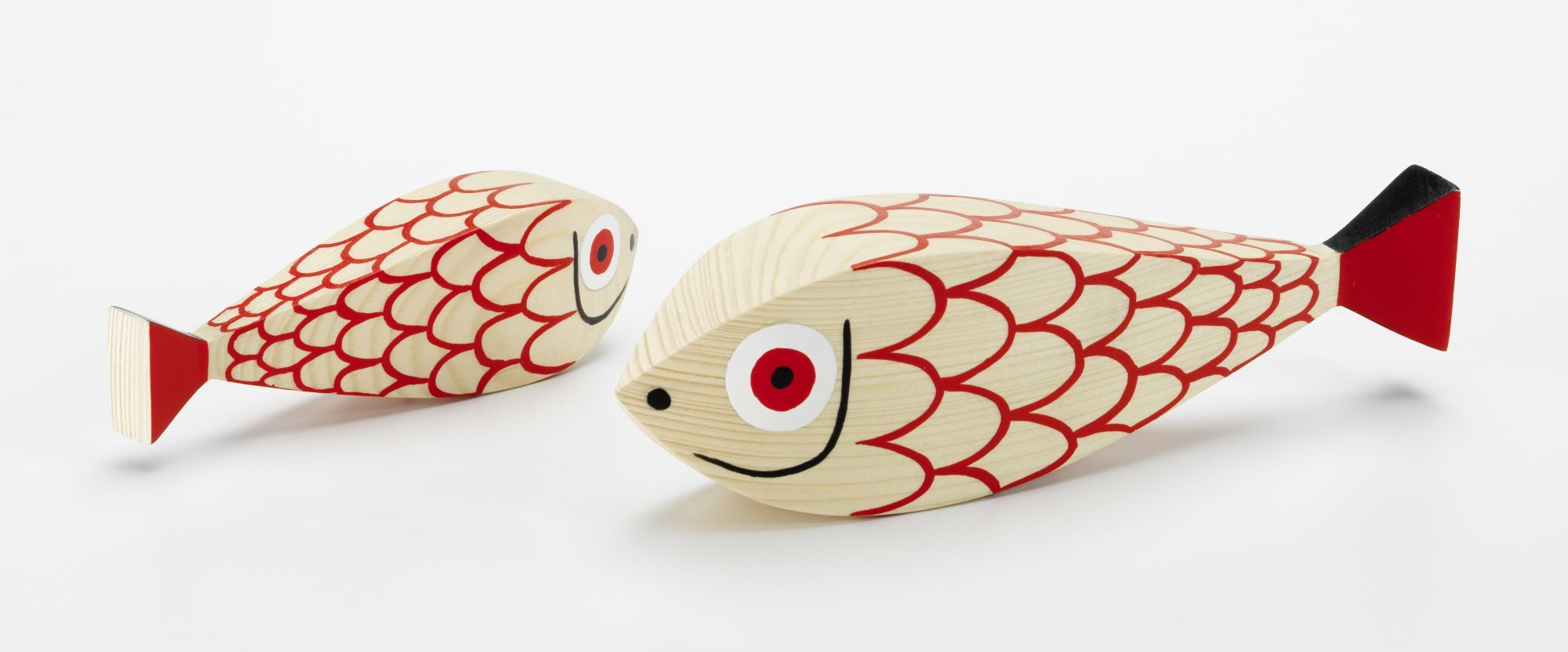 Vitra Wooden Dolls Mother Fish & Child, 2er Set aus Holz mit roter Bemalung.