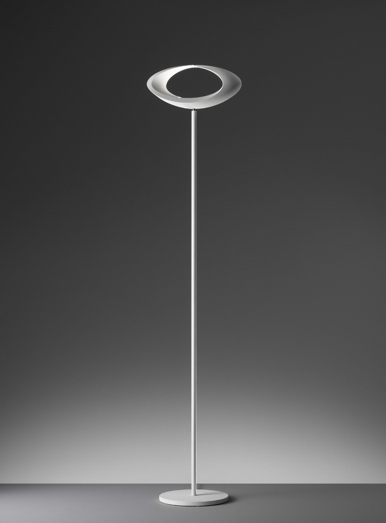 Weiße Cabildo LED Stehleuchte von Artemide: Moderne Bodenleuchte mit indirektem Licht.