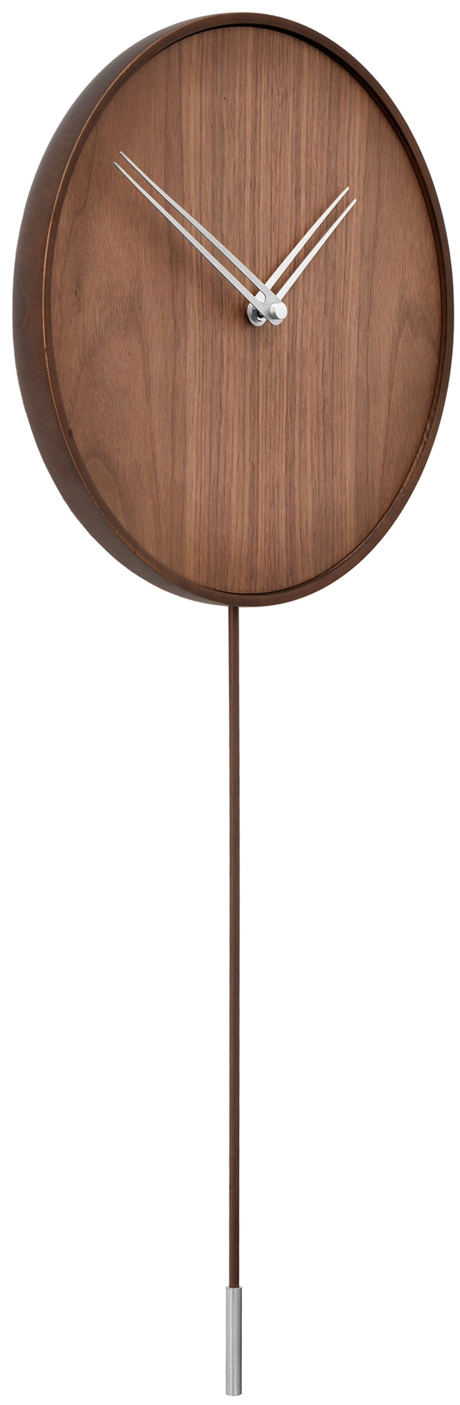 Swing i Wanduhr von nomon aus Holz mit Pendel und silbernen Zeigern. Design Wanduhr.