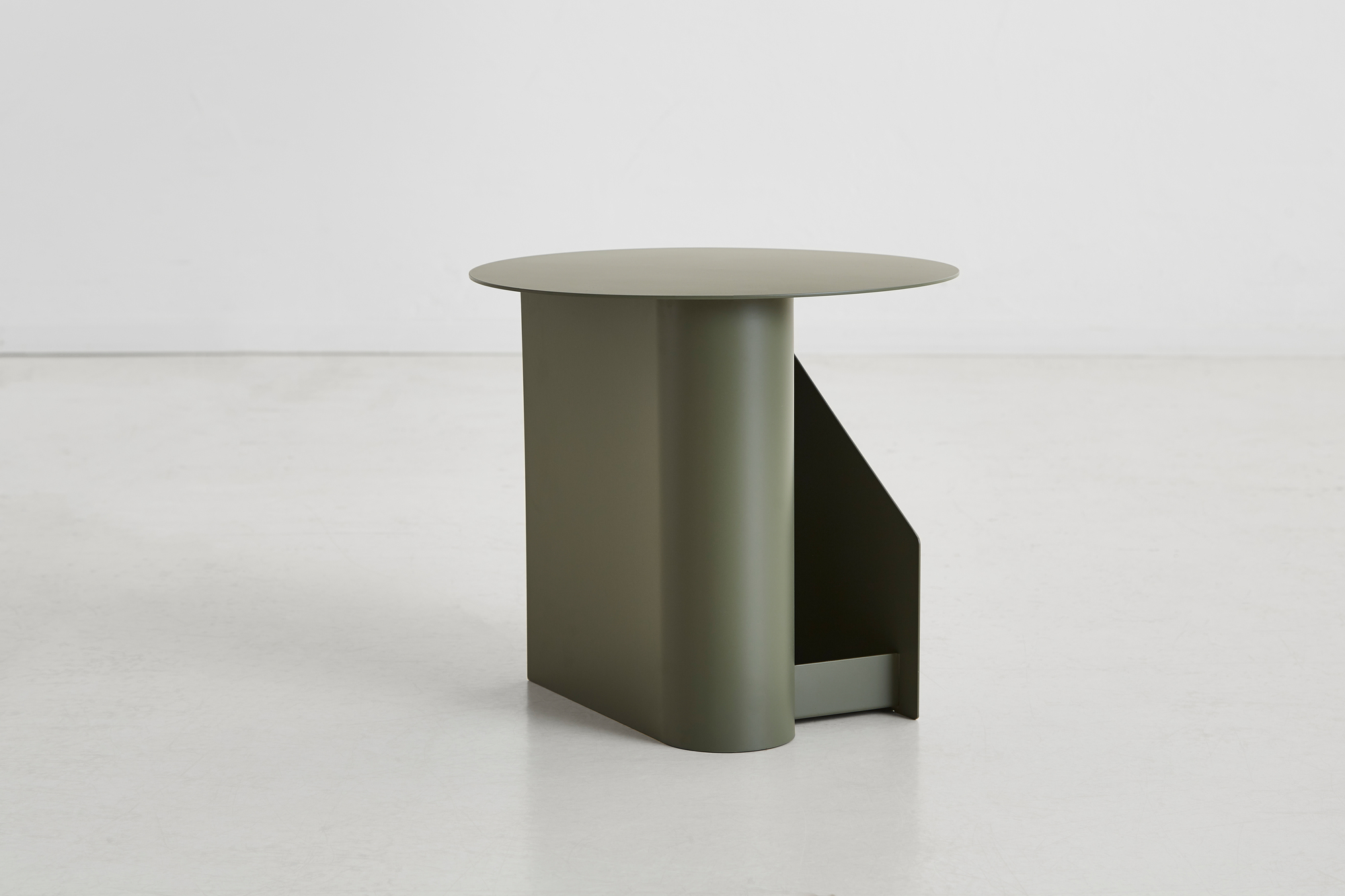 Sentrum Beistelltisch von Woud in Olivgrün: Moderner, minimalistischer Metalltisch für Wohnzimmer und Schlafzimmer.