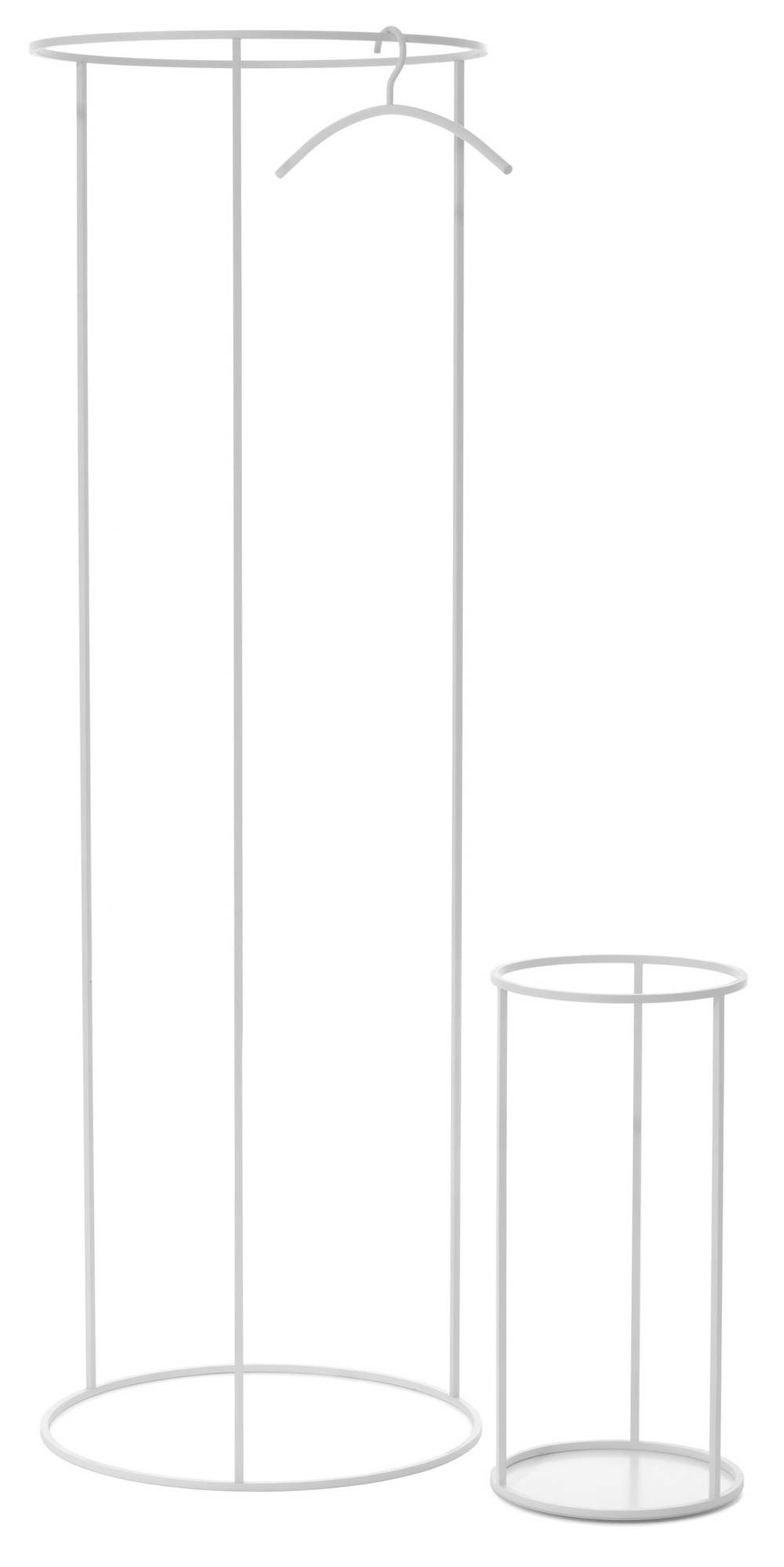 Weißer Schönbuch Rack Garderobenständer mit Kleiderbügel, minimalistisch und modern für Flur und Ankleidezimmer.