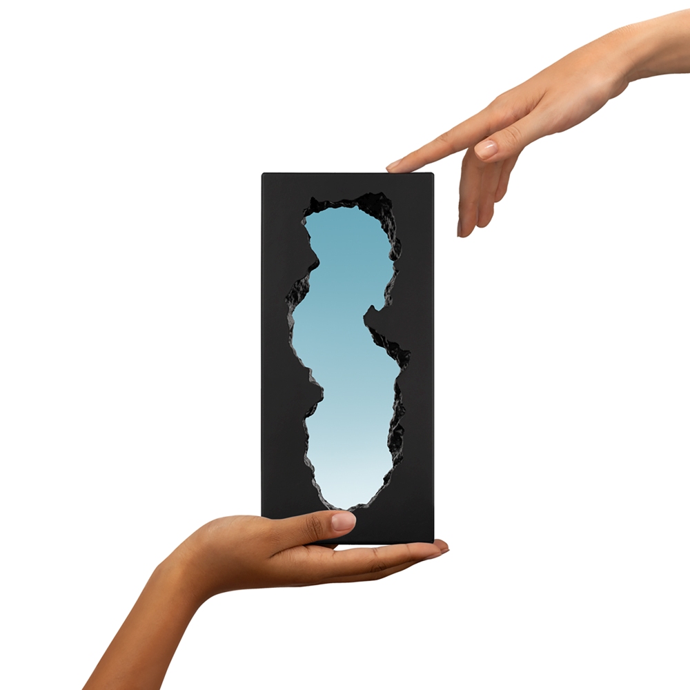 Guframini Broken Mirror: Miniatur-Designspiegel mit Loch, gehalten von zwei Händen. Dekoratives Wohnaccessoire.