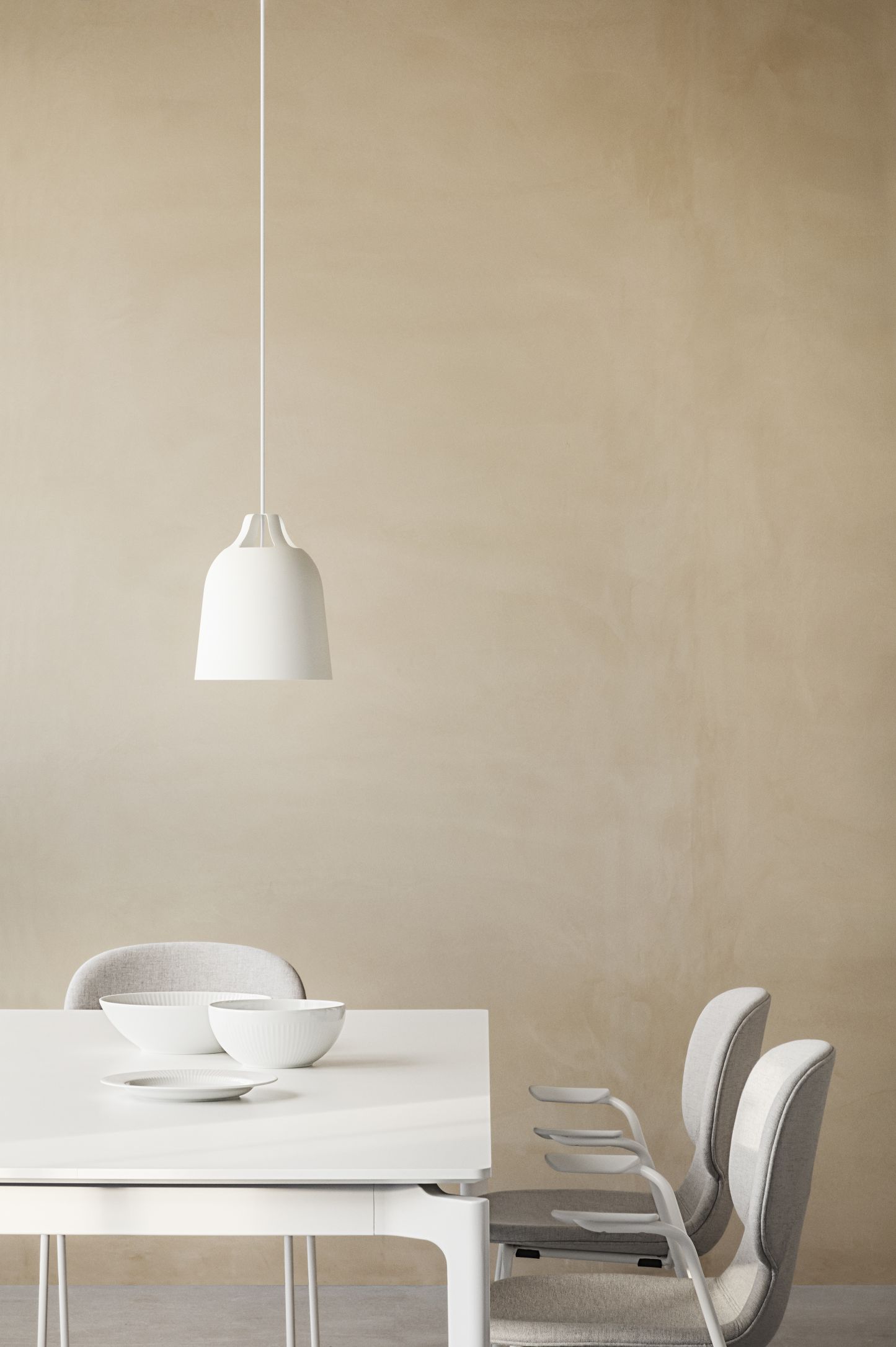 Moderner Essbereich mit weißem More Ausziehtisch von Eva Solo, Stühlen und Pendelleuchte.