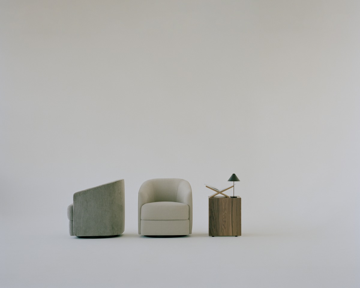 New Works Covent Lounge Chair Sessel in Beige und Grün mit Beistelltisch.