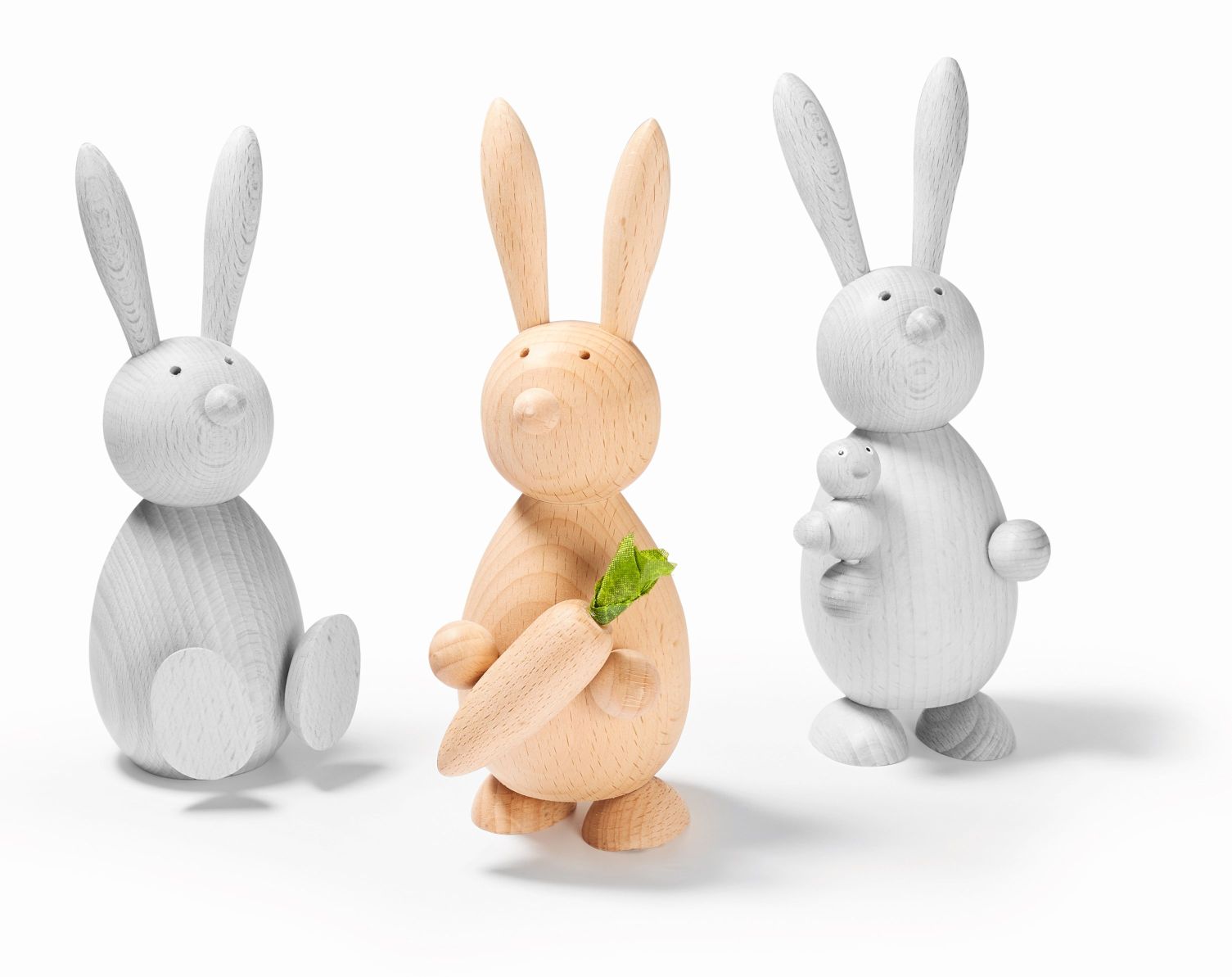 Marti Hase Figur aus Holz mit Karotte, handgefertigte Osterdekoration von Philippi.