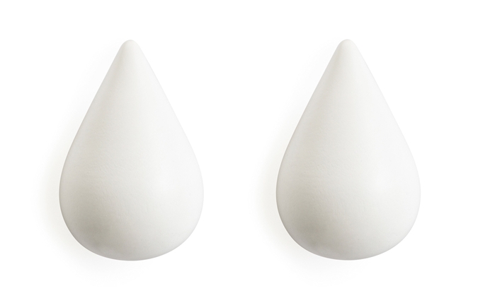 Zwei weiße Dropit Hooks Garderobenhaken im Tropfen-Design von Normann Copenhagen, modernes skandinavisches Design.