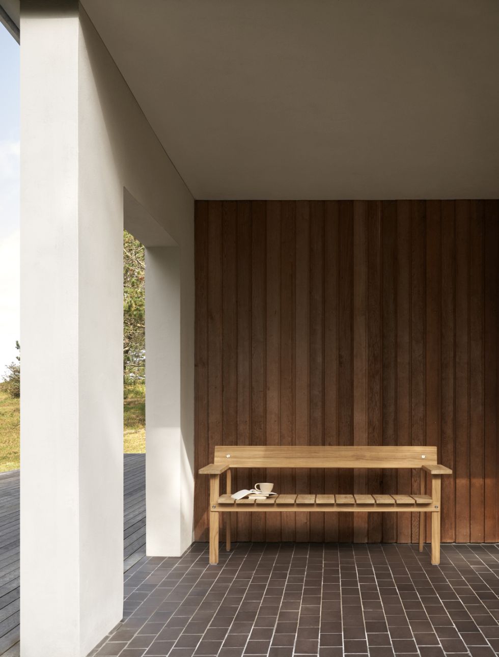 GL101 Timbur Outdoor Bank von Carl Hansen & Søn: Holzbank für Garten und Terrasse.