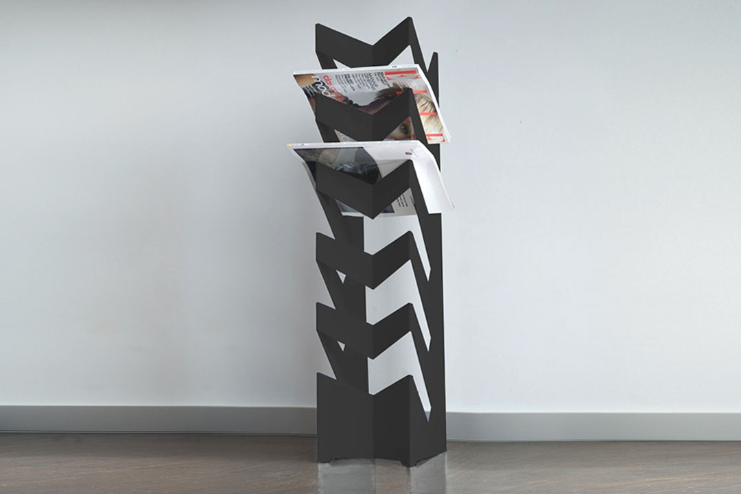 News Boden Zeitungsständer von Radius, moderner Zeitschriftenständer aus Metall in Schwarz mit Zeitungen.