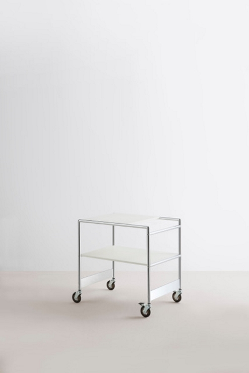 SIR Mox Servierwagen: Moderner, weißer Rollwagen mit zwei Ablagen und Chromgestell.