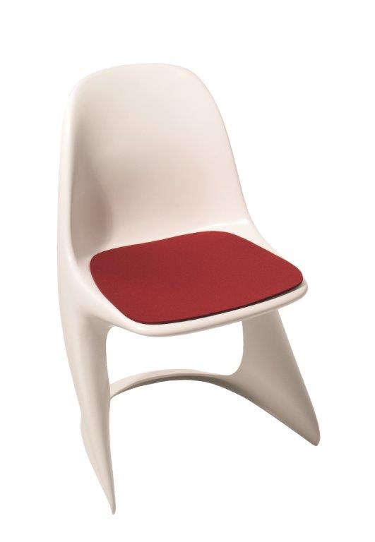 Weißer Casalino Stuhl mit roter Filz Sitzauflage von Begge Parkhaus Berlin für mehr Komfort.