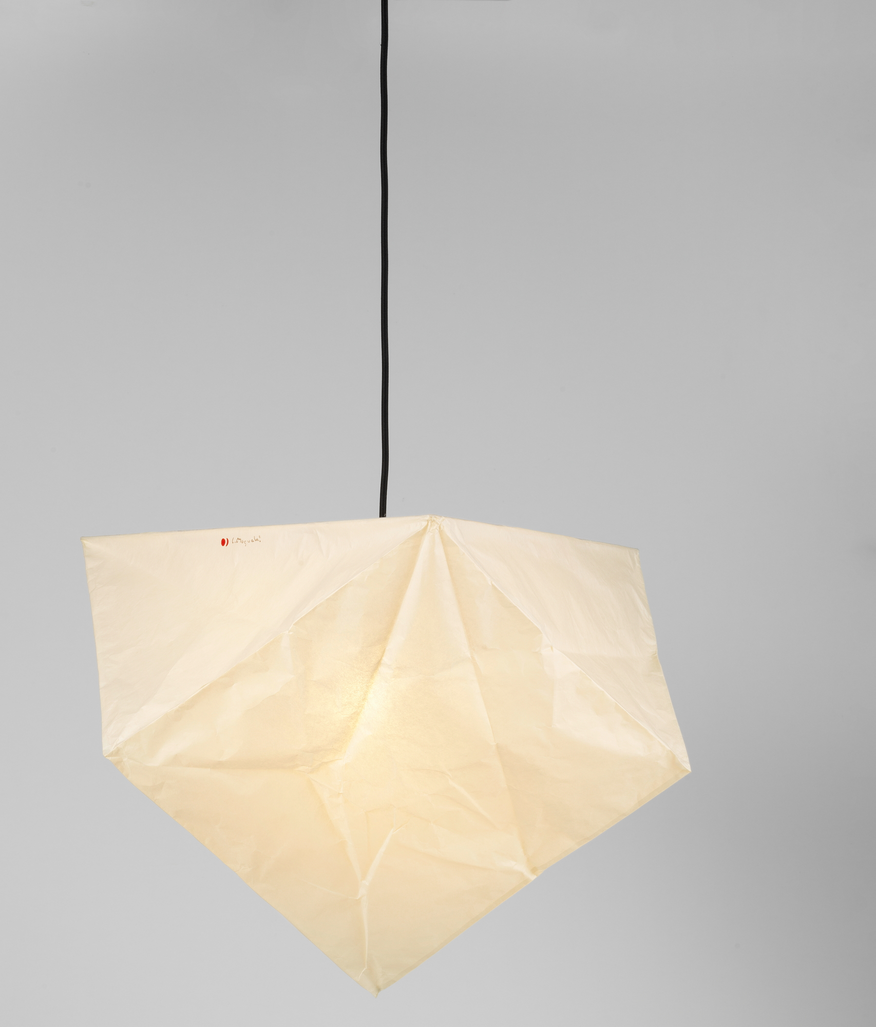 Akari YP1 Pendelleuchte von Vitra: Japanische Papierlampe, Hängeleuchte mit schwarzem Kabel und warmem Licht.