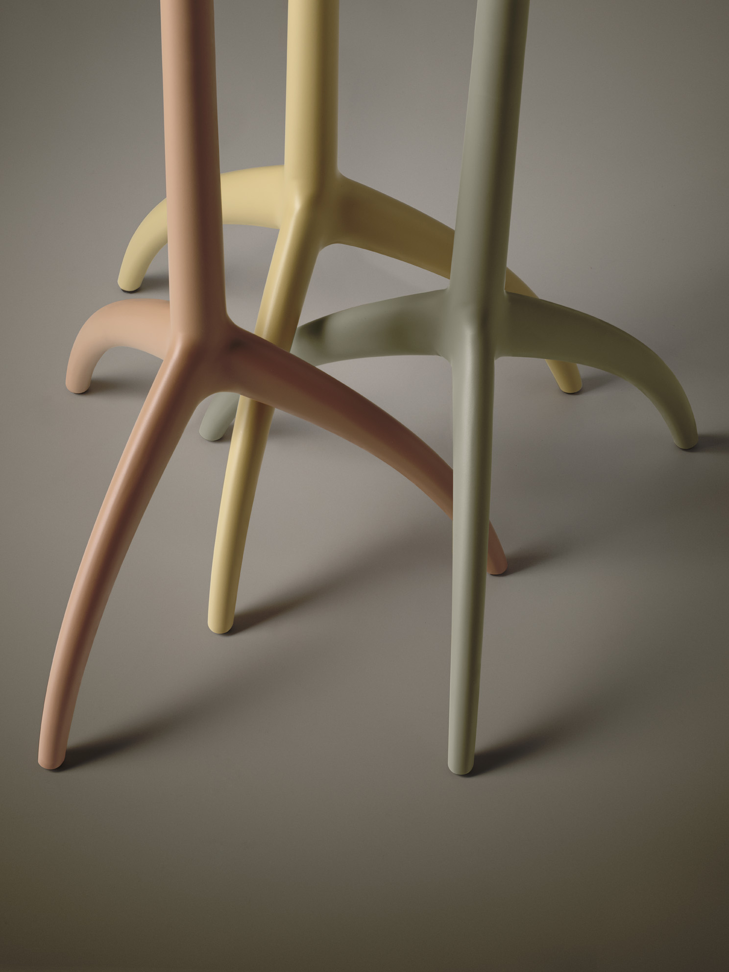 Detailaufnahme der Füße der Lumiere Nuances piccola Tischleuchte von Foscarini in Creta-Farben.