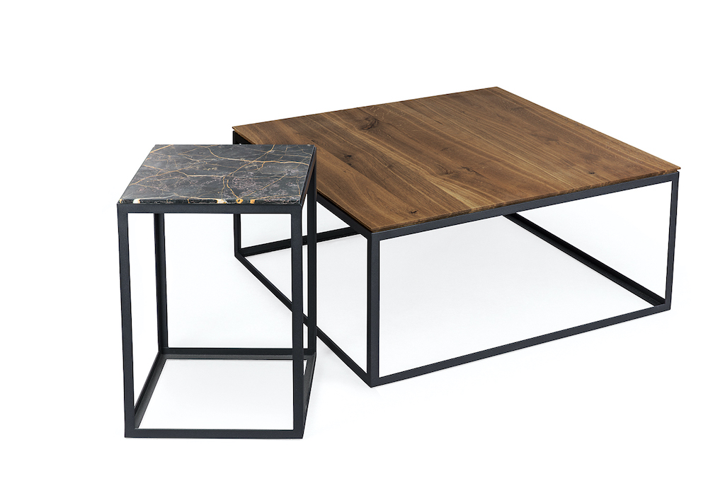 SC 54 Beistelltisch Set von Janua: Kleiner Tisch mit Marmorplatte, großer Tisch mit Holzplatte.