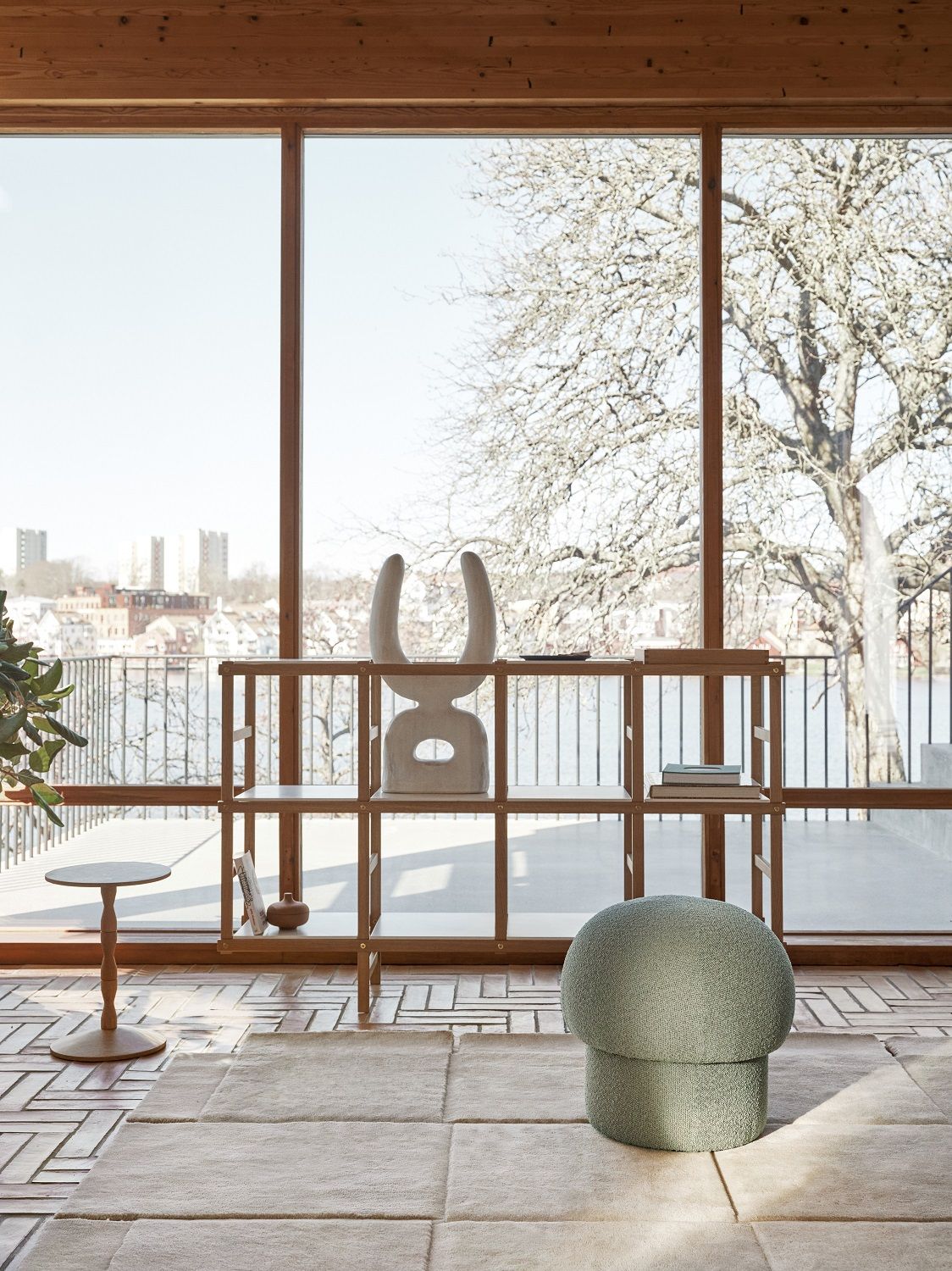 Nahaufnahme des Uno Pouf Hockers von Design House Stockholm in Braun, stilvolles Wohnaccessoire.