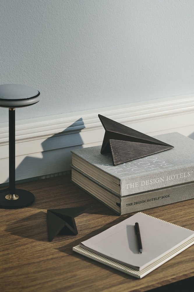 Maverick Paperplane Holzfigur, geräucherte Eiche, auf Büchern. Dekorative Holzskulptur, handgefertigtes Einzelstück.