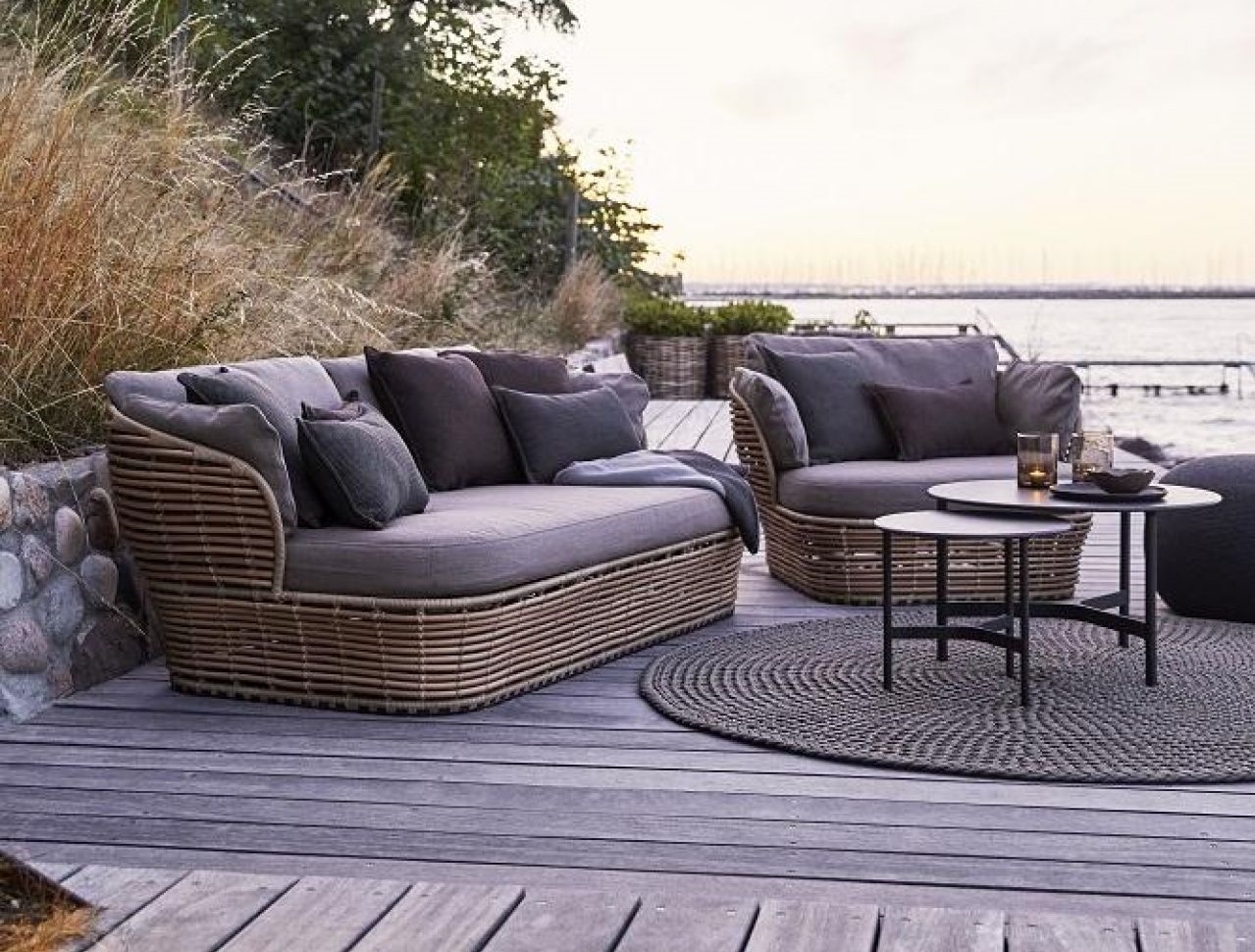 Gartenmöbel Set aus Rattan: Sofa, Sessel und Tisch für Terrasse oder Balkon.