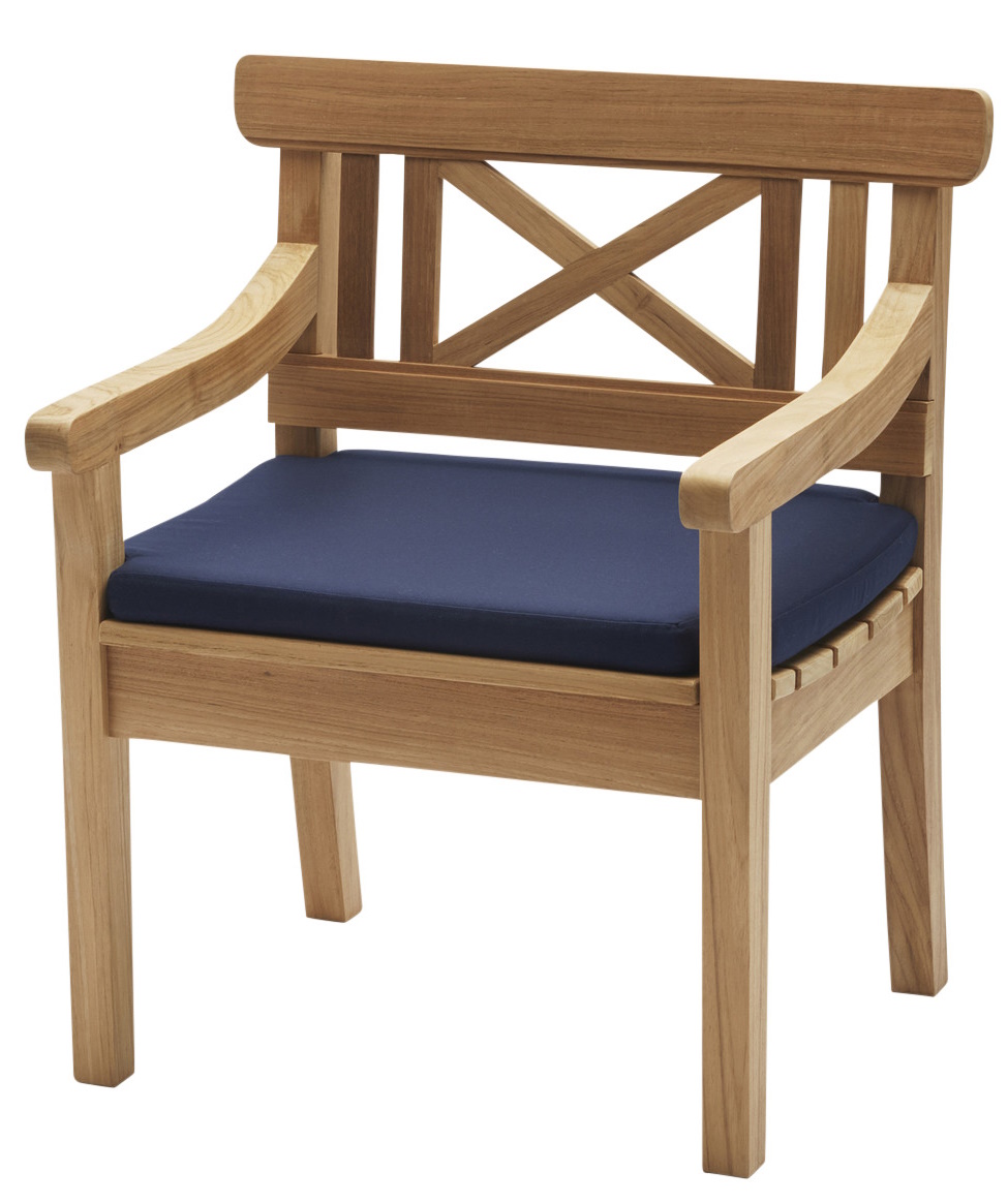 Drachmann Stuhl aus Teakholz mit marineblauem Sitzkissen für den Outdoor-Bereich. Gartenmöbel von Skagerak.