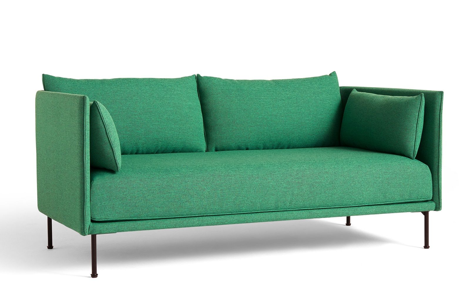 Grünes Silhouette Sofa 2-Sitzer Low Hay mit Kissen und schwarzen Füßen, moderne Wohnzimmermöbel.