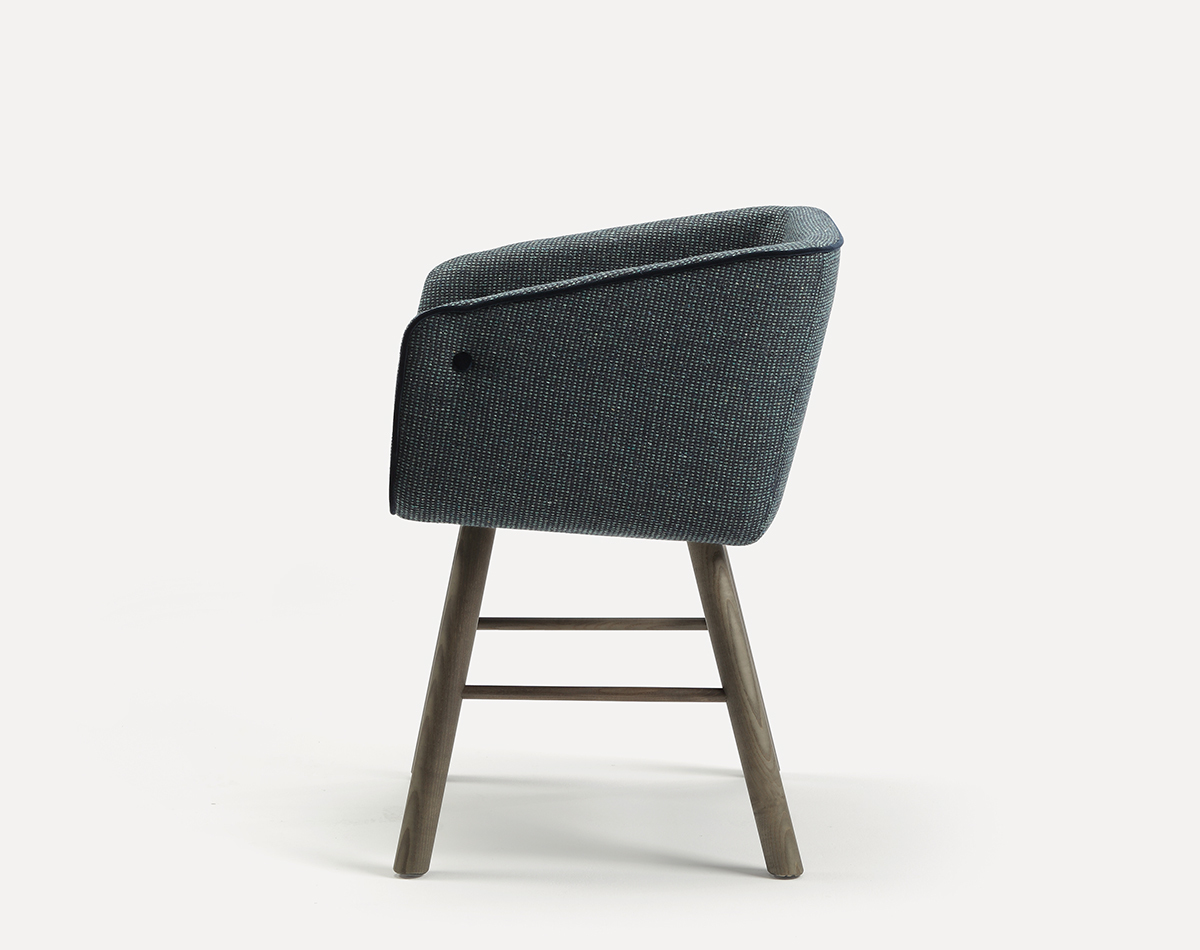 Collar Stuhl von Sancal, seitliche Ansicht. Moderner Designstuhl mit Stoffbezug und Holzbeinen.