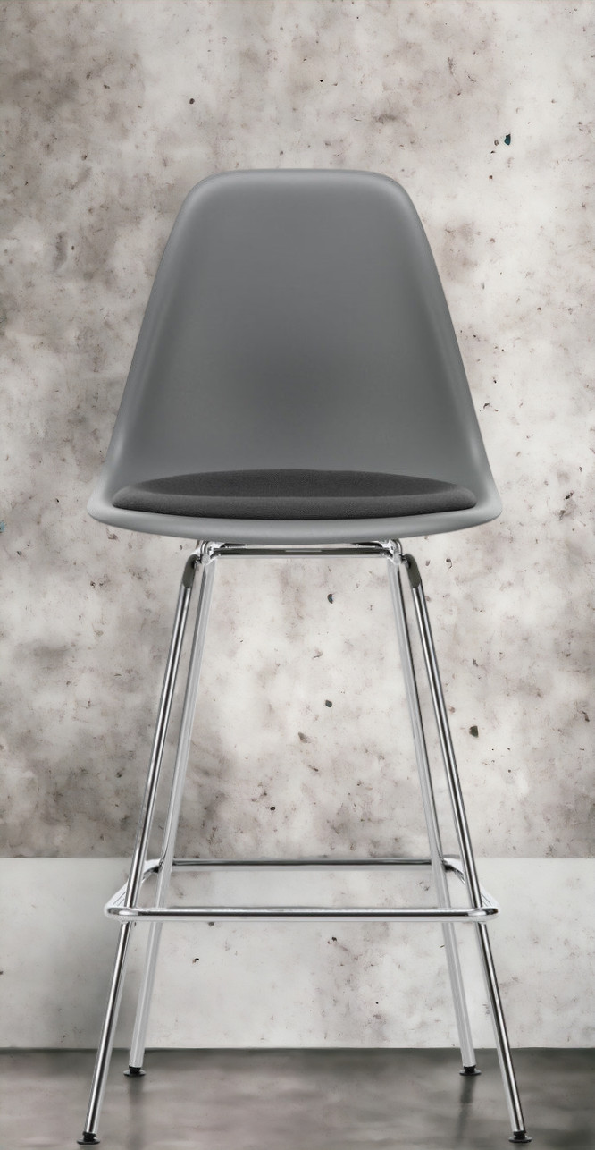 Grauer Eames Plastic Bar Stool Barhocker von Vitra mit Sitzpolster und Chromgestell.