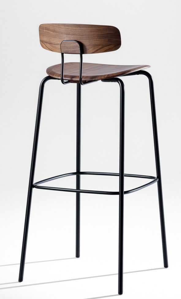 Okito Barstool: Barhocker mit schwarzem Metallgestell und Sitzfläche aus dunklem Holz.