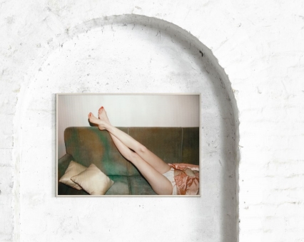 Wandbild: Frau liegt entspannt auf Sofa. Kunstdruck mit Beinen, Füßen und rotem Nagellack.