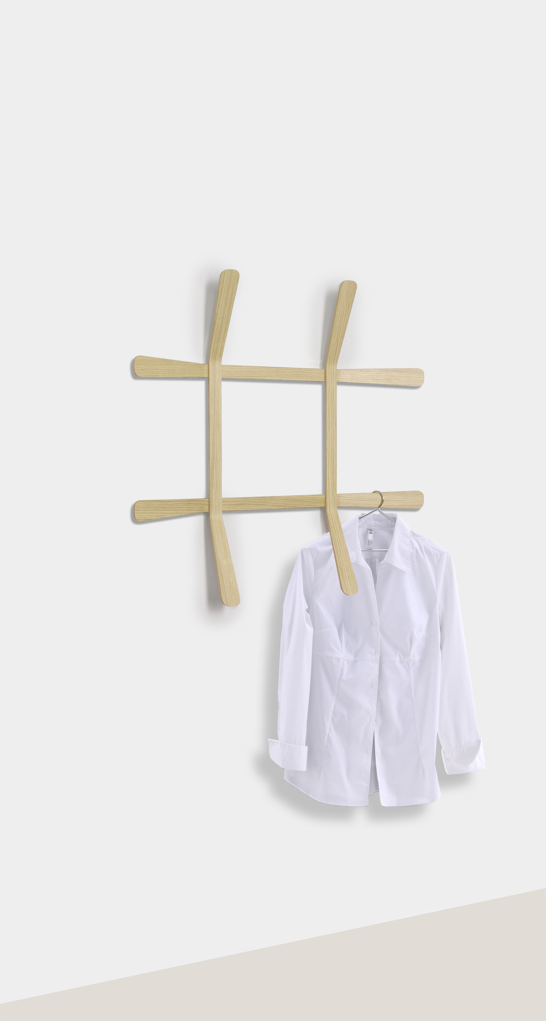 Lili Wandgarderobe: Moderne Holzgarderobe in Tic-Tac-Toe-Form mit weißem Hemd. Wandmontierte Garderoben für Flur und Schlafzimmer.