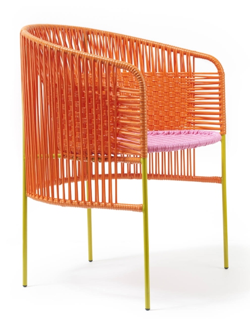 Caribe Dining Chair: Outdoor Stuhl in Orange, Rosa und Gelb mit geflochtener Sitzfläche.