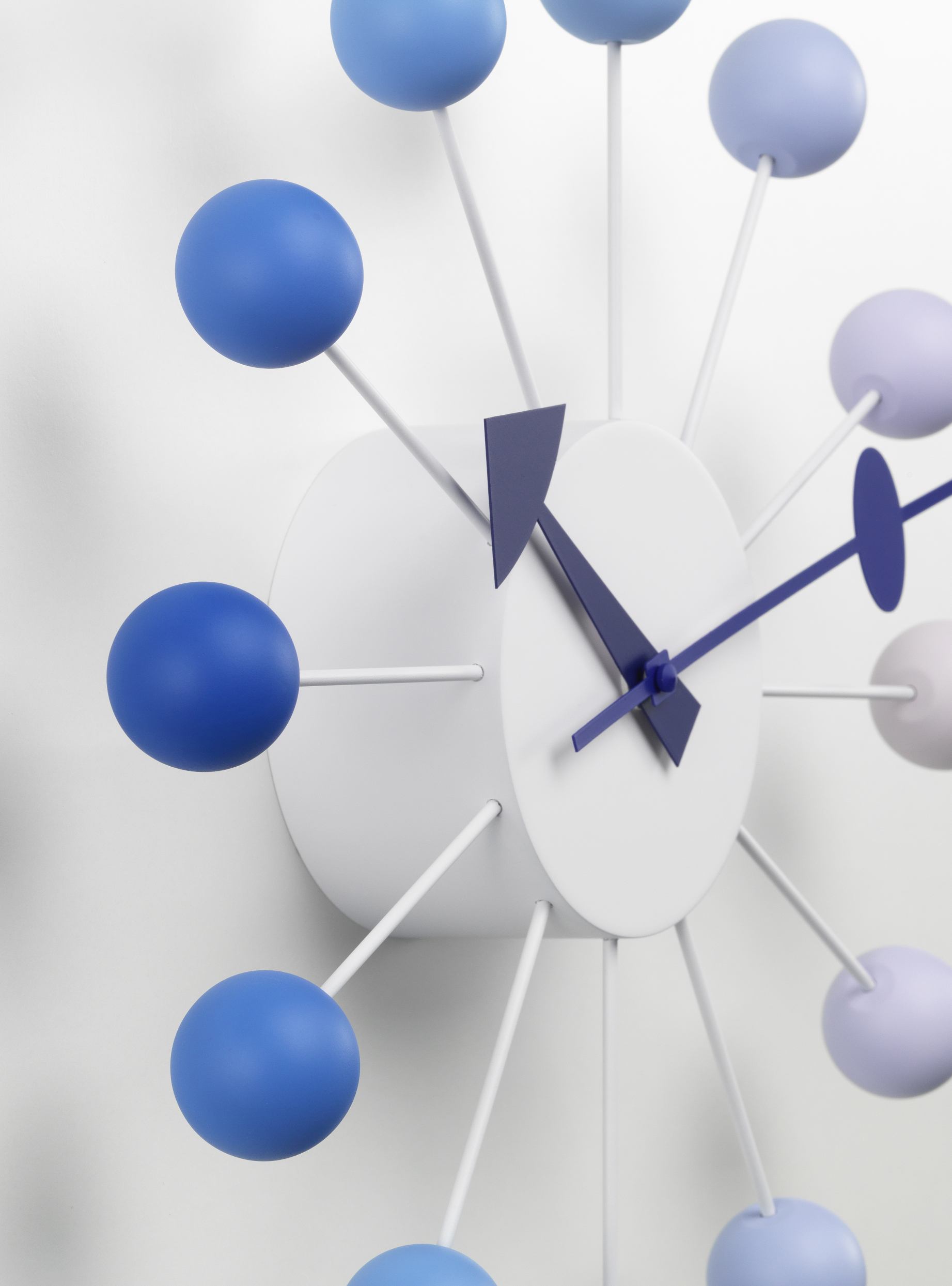 Detailaufnahme der Ball Clock Wanduhr Dawn von Vitra, Limited Edition, in Blautönen.