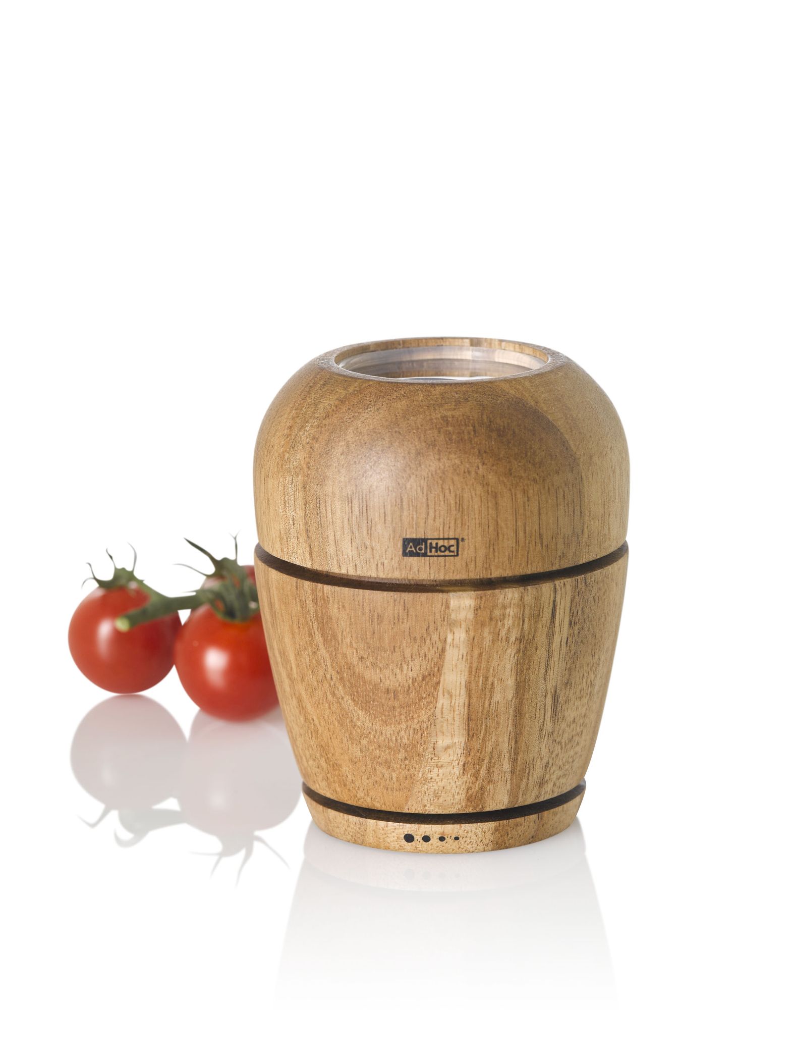 AdHoc Wish Mühle aus Akazienholz, Einzelstück, für Salz oder Pfeffer, neben Tomaten.