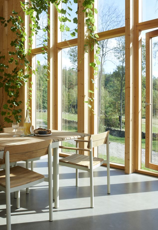 Pelagus Stuhl Skagerak: Holzstuhl mit Armlehnen am Esstisch in lichtdurchflutetem Raum.