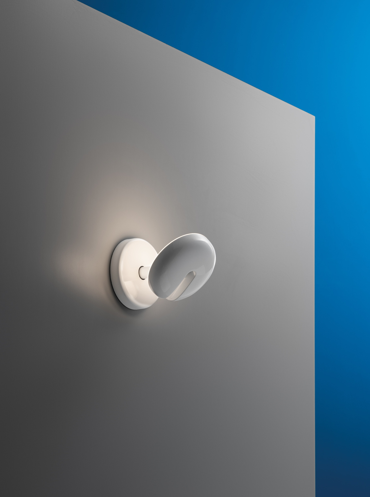 Weiße Cabriolette Wandleuchte von Martinelli Luce an grauer Wand, modernes Design, indirektes Licht.