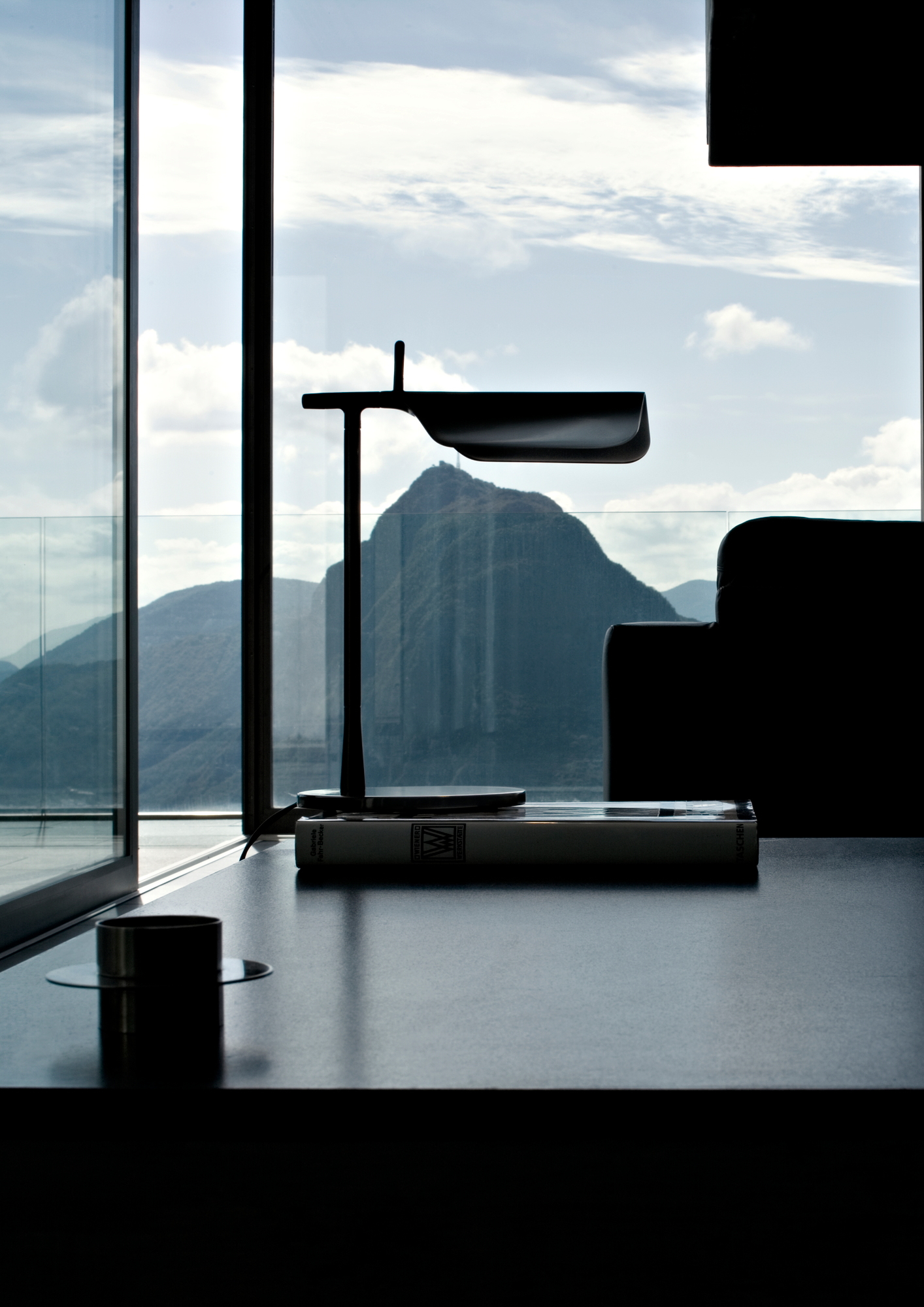 Tab T LED Tischleuchte in Blau matt von Flos, modernes Design, Schreibtischlampe.