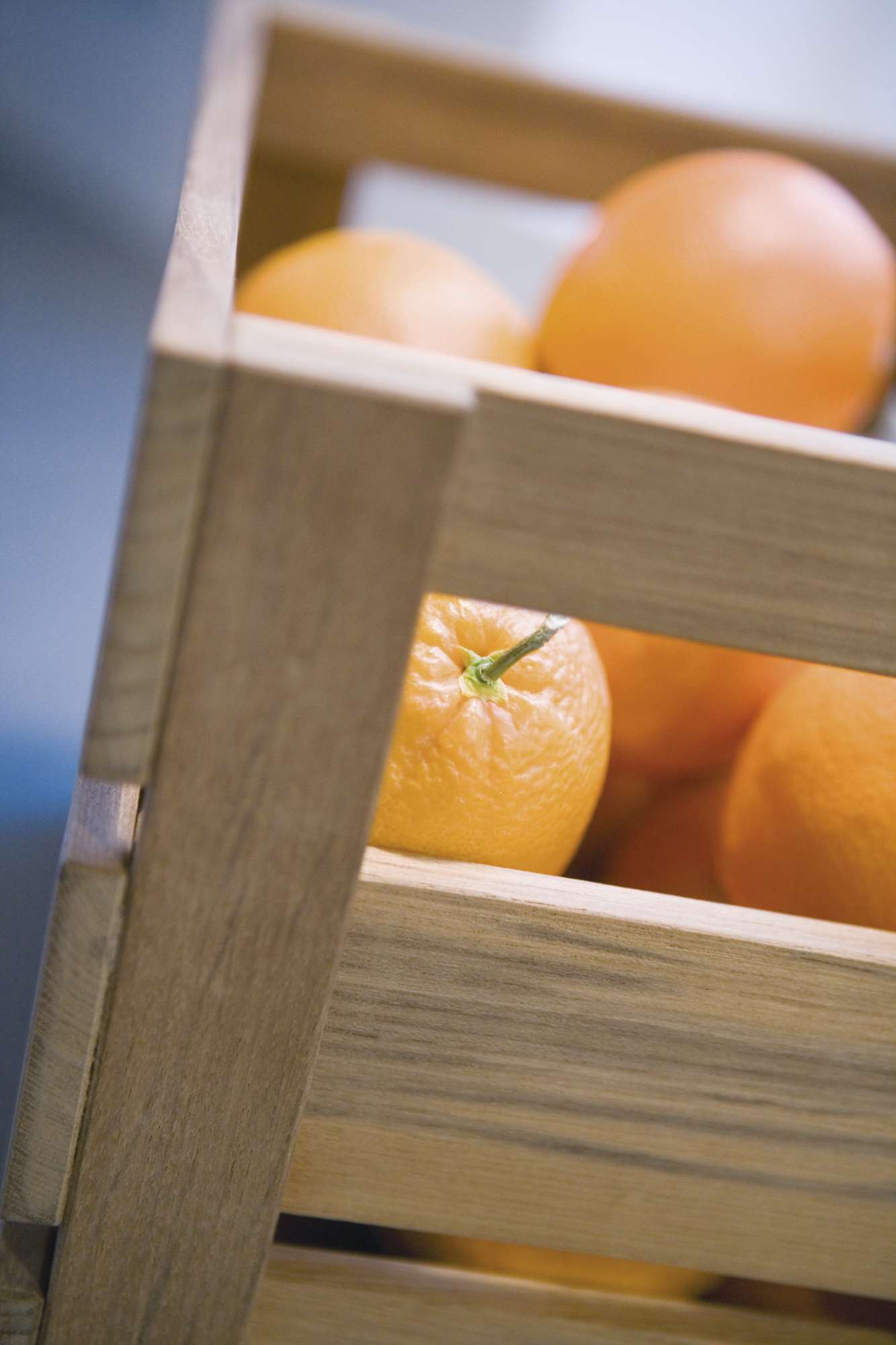 Nahaufnahme der Dania Box von Skagerak, gefüllt mit frischen, leuchtend orangenen Orangen. Holzkiste zur Aufbewahrung.