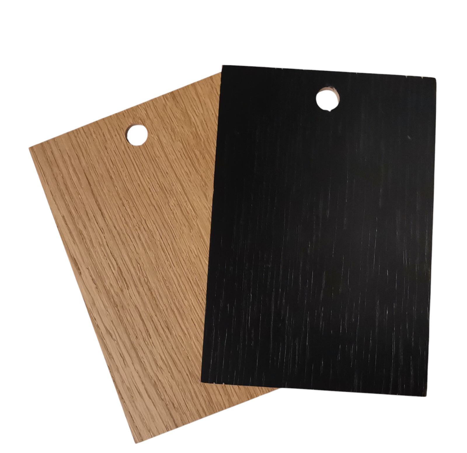 Holzmuster Eiche HAY: Zwei Holzfurniere in Eiche natur und schwarz, mit Lochbohrung.