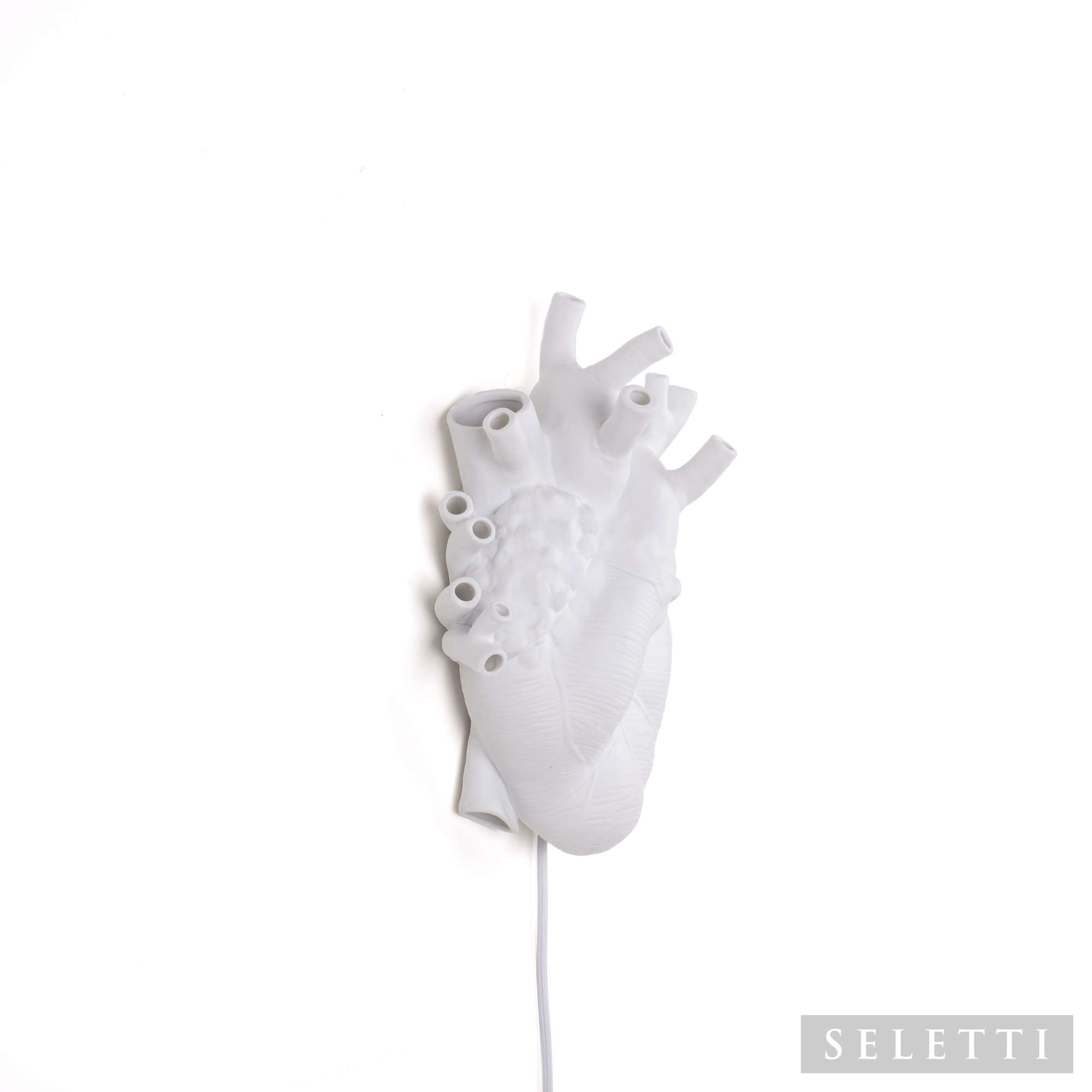 Weiße Herz Lampe von Seletti, Wandleuchte im anatomischen Herz Design für stimmungsvolle Beleuchtung.