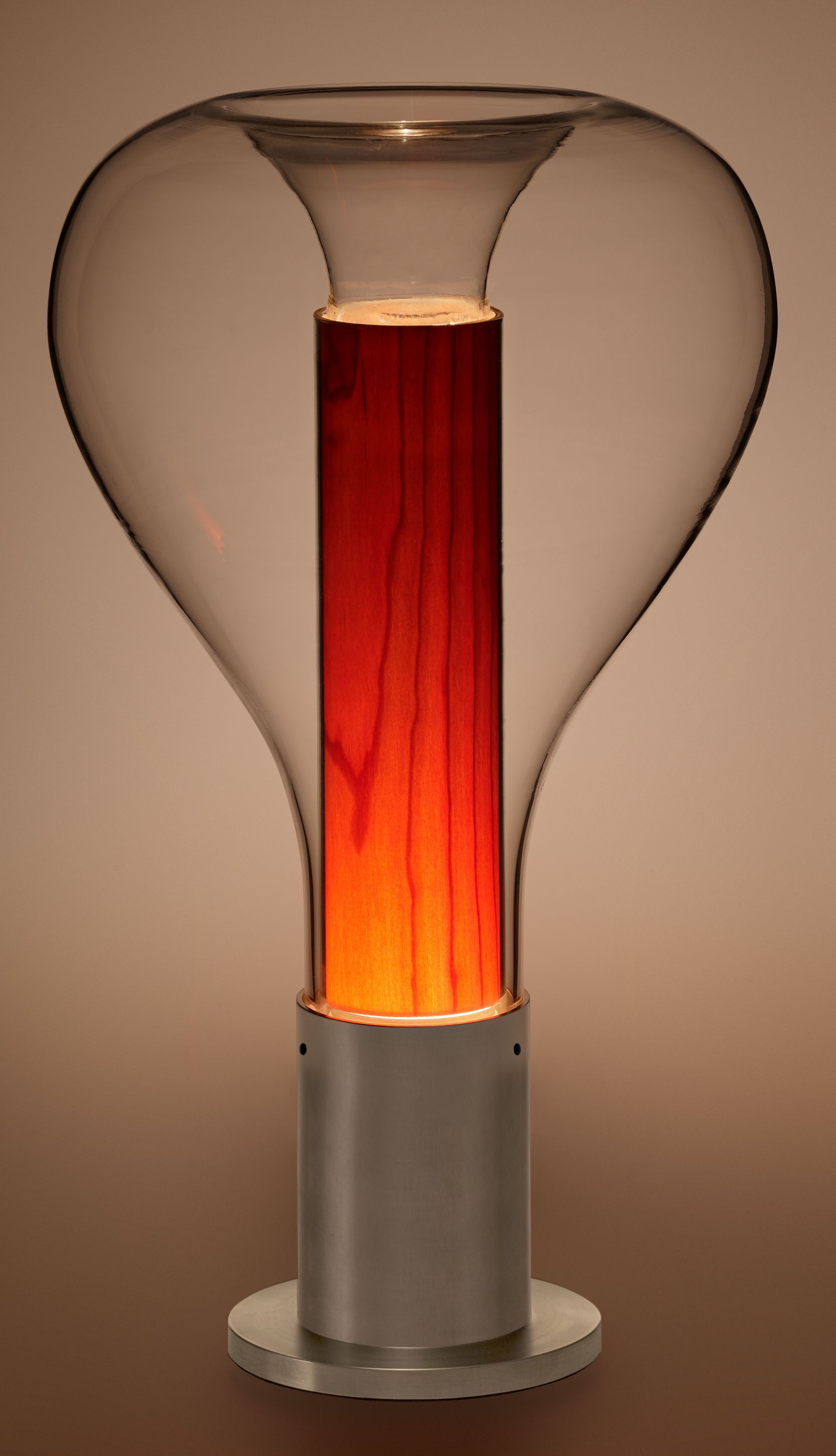 Eris Tischleuchte von LZF Lamps: Moderne Lampe mit Kirschholz und Aluminiumsockel.