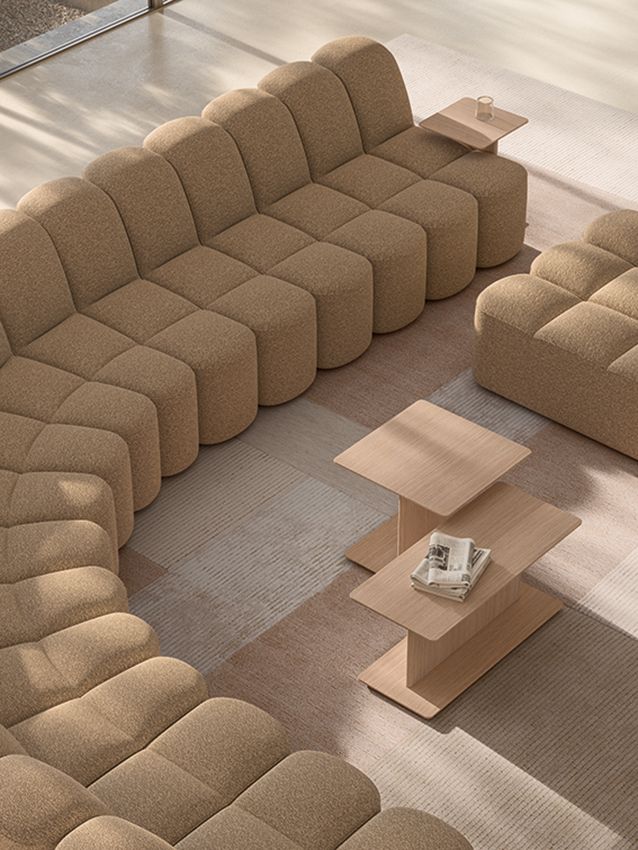 Beige Array Sofa System von MDF Italia, modulares Wohnzimmer Sofa mit Beistelltischen.