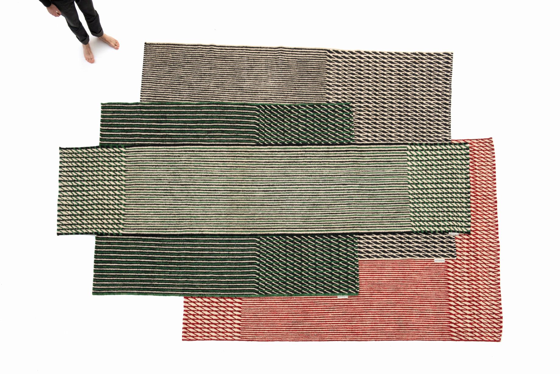 Mehrfarbiger Nanimarquina Teppich "Blur" mit Streifenmuster, abstrakte Komposition, hochwertige Teppiche für modernes Wohnen.