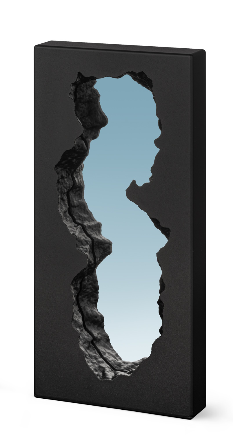 Guframini Broken Mirror Miniatur: Schwarzer Spiegel mit zerbrochener Oberfläche und blauem Hintergrund. Designobjekt.