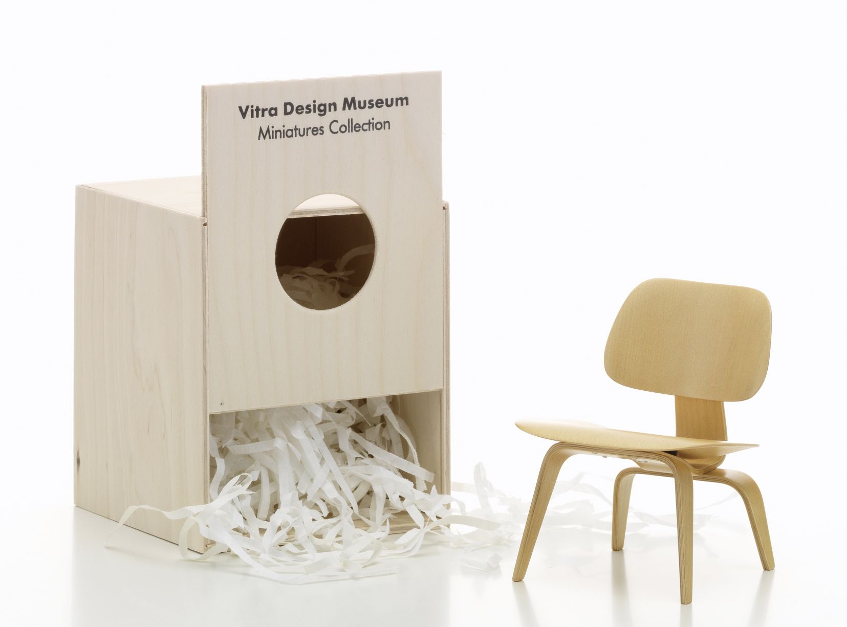 Vitra LCW Miniatur Stuhl [1945] aus Holz mit Vitra Design Museum Verpackung. Designklassiker.
